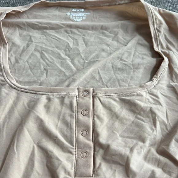 Skims Fits Everybody Henley Crop Top - Picture 6 of 7